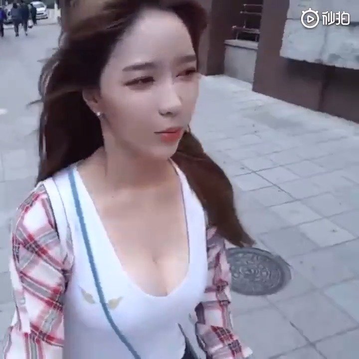 波涛汹涌的小姐姐眼睛挪不开了