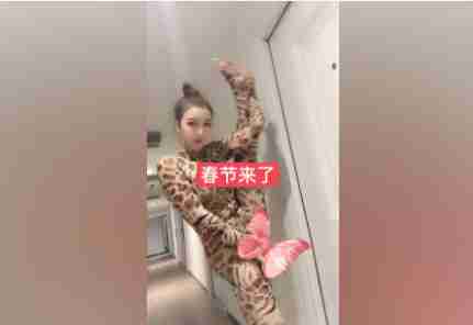 这衣服够野的啊