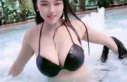 想和小姐姐一起玩水不